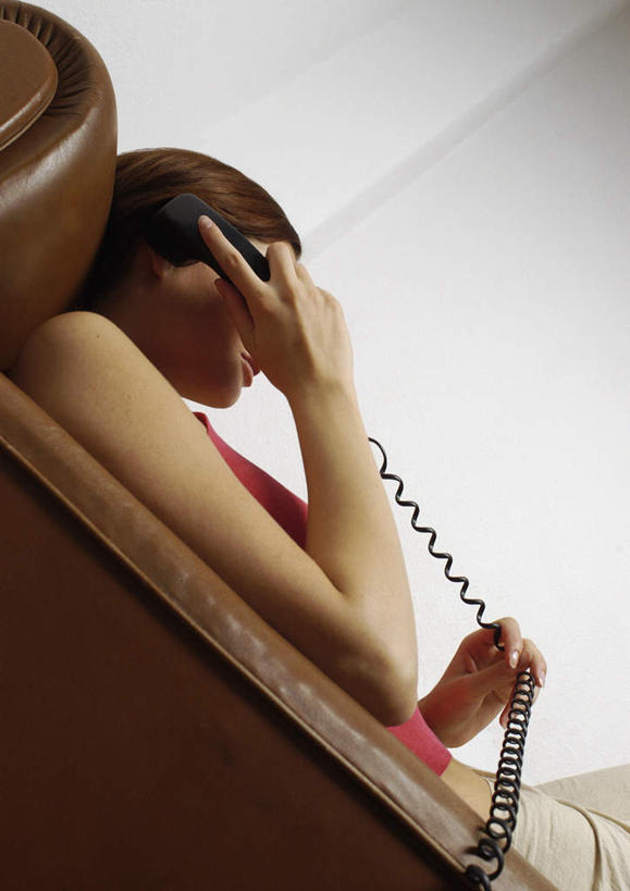 西方人,头发,一个人,客厅,躺,举,打电话,竖图,室外,白天,仰视,沙发,电话,欧洲,欧洲人,仅一个年轻女性,仅一个女性,仅一个人,握,阴影,反射,影子,墙,拿,听,拿着,休闲装,通讯设备,墙壁,墙面,黄色,红色,话筒,托,休闲,休闲服,电话线,握着,起居室,布艺沙发,一部,卧着,交流,年轻女性,女人,女性,白种人,电话机,沟通,举起,举手,举着,躺着,通话,卧,向上举,向上伸,向上托,半身,彩图,低角度拍摄