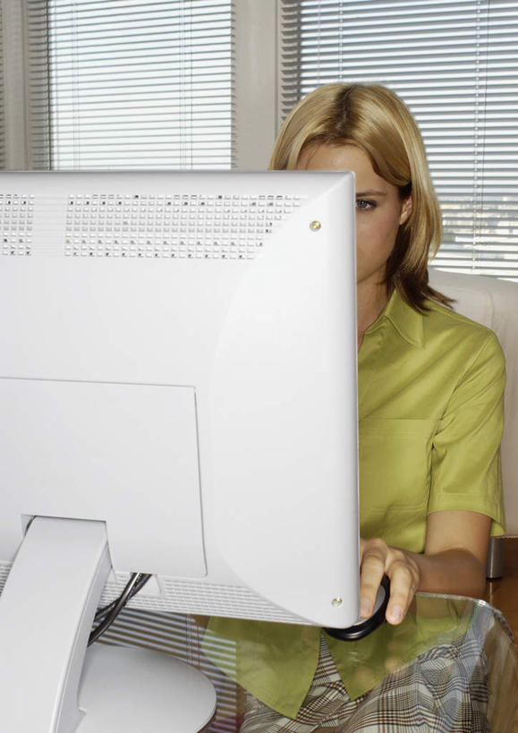 西方人,头发,一个人,坐,竖图,室外,白天,正面,电脑,显示器,鼠标,键盘,地板,书房,桌子,欧洲,欧洲人,仅一个年轻女性,仅一个女性,仅一个人,敲打,握,网络,办公桌,墙,地面,拿,拿着,注视,休闲装,输入,输入设备,通讯设备,木地板,墙壁,墙面,黄色,绿色,打字,观察,看,休闲,休闲服,台式电脑,握着,观看,点击,一台,敲击,察看,操作,关注,通信设备,输出设备,按键,年轻女性,女人,女性,白种人,坐着,半身,彩图