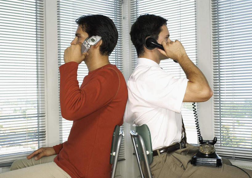 西方人,头发,两个人,伙伴,朋友,商务人士,商务男性,办公室,坐,举,摸,打电话,横图,室内,白天,侧面,衬衫,友谊,安全,窗户,电话,手机,椅子,欧洲,欧洲人,一排,许多,抚摸,握,条纹,套装,整齐,墙,两把,拿,听,拿着,依靠,注视,休闲装,通讯设备,玻璃窗,墙壁,墙面,排列,两个,红色,白色,黑色,观察,看,托,倚靠,背靠背,休闲,休闲服,背对背,握着,观看,察看,队列,关注,商务装,工薪阶层,交流,信任,友情,男人,男性,年轻男性,白种人,白领,上班族,触摸,沟通,接触,举起,举手,举着,通话,向上举,向上伸,向上托,坐着,半身,彩图,衬衣