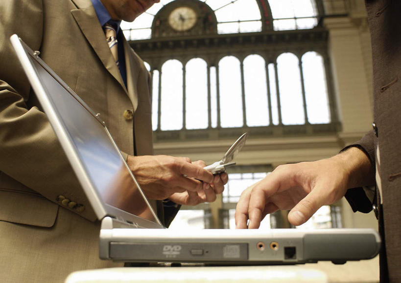 西方人,头发,两个人,伙伴,朋友,商务人士,商务男性,站,举,打电话,横图,室内,白天,侧面,衬衫,友谊,电脑,笔记本电脑,窗户,电话,手机,欧洲,欧洲人,一排,一条,许多,敲打,握,阴影,套装,整齐,光线,网络,影子,墙,拿,拿着,注视,输入,通讯设备,玻璃窗,墙壁,墙面,排列,黄色,阳光,打字,观察,看,托,站着,握着,观看,点击,敲击,察看,无线,队列,关注,通信设备,商务装,无线网络,无线上网,便携式电脑,工薪阶层,交流,友情,按键,手提电脑,男人,男性,年轻男性,白种人,白领,上班族,沟通,举起,举手,举着,通话,向上举,向上伸,向上托,站立,半身,彩图,衬衣