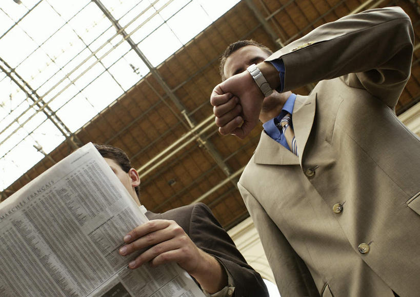 西方人,两个人,伙伴,朋友,商务人士,商务男性,站,举,摸,横图,室内,白天,仰视,衬衫,友谊,窗户,报纸,欧洲,欧洲人,一排,一张,许多,抚摸,握,套装,整齐,时间,信息,时钟,手表,屋檐,领带,拿,计时,拿着,注视,檐,玻璃窗,排列,一个,黄色,钟表,观察,看,托,站着,表,握着,单个,观看,新闻,腕表,察看,队列,关注,商务装,工薪阶层,友情,男人,男性,年轻男性,白种人,白领,上班族,钟,触摸,接触,举起,举手,举着,向上举,向上伸,向上托,站立,半身,彩图,低角度拍摄,衬衣,报刊