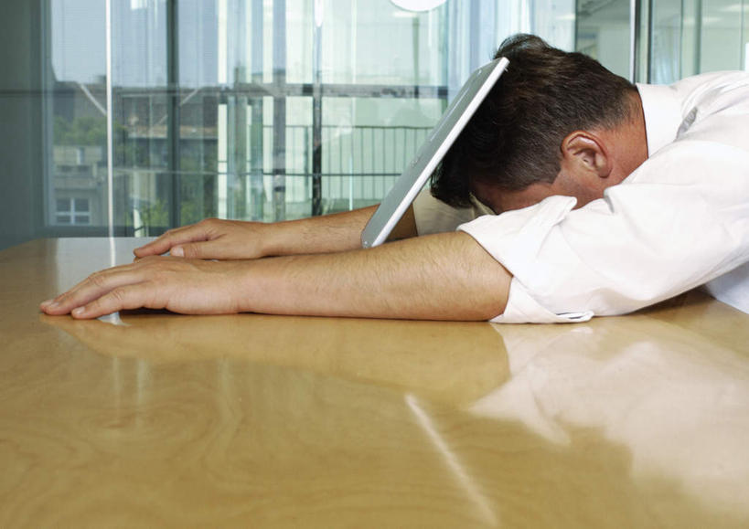 西方人,头发,一个人,商务人士,商务男性,办公室,坐,举,摸,横图,室内,白天,侧面,衬衫,电脑,笔记本电脑,窗户,落地窗,桌子,欧洲,欧洲人,仅一个男性,仅一个人,撑,抚摸,套装,网络,办公桌,墙,通讯设备,玻璃窗,墙壁,墙面,仅一个年轻男性,白色,黑色,托,一台,无线,撑着,通信设备,商务装,无线网络,无线上网,便携式电脑,工薪阶层,手提电脑,男人,男性,年轻男性,白种人,白领,上班族,触摸,接触,举起,举手,举着,向上举,向上伸,向上托,坐着,半身,彩图,衬衣