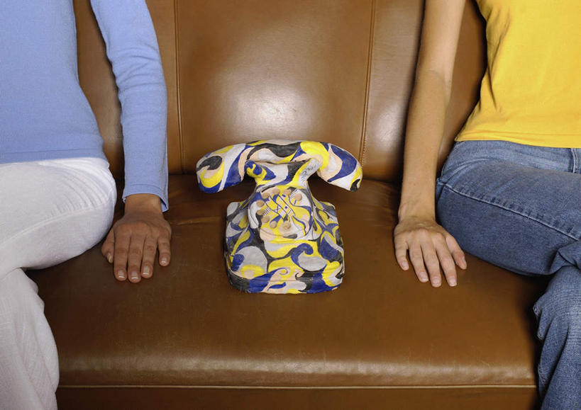 西方人,两个人,伙伴,朋友,客厅,坐,摸,打电话,横图,俯视,室内,白天,友谊,沙发,电话,欧洲,欧洲人,许多,抚摸,阴影,光线,影子,休闲装,通讯设备,排列,一个,黄色,蓝色,阳光,话筒,靠,靠着,倚靠,休闲,休闲服,电话线,单个,圆孔,起居室,倚着,队列,布艺沙发,交流,友情,年轻女性,女人,女性,白种人,电话机,触摸,沟通,接触,通话,坐着,半身,彩图,高角度拍摄