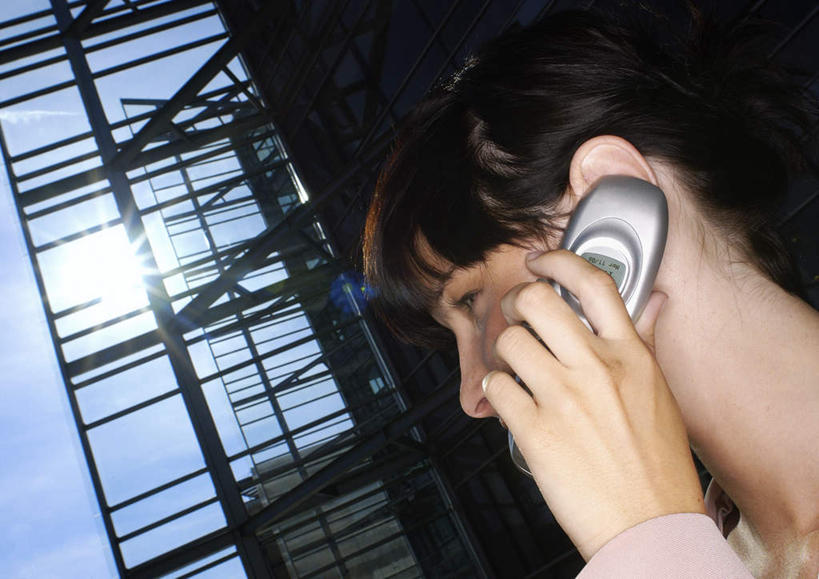 西方人,头发,一个人,高楼大厦,站,举,笑,打电话,微笑,露齿笑,横图,室外,特写,白天,侧面,大厦,建筑,摩天大楼,电话,手机,欧洲,欧洲人,仅一个年轻女性,仅一个女性,仅一个人,握,阴影,光线,结构,影子,云,云朵,拿,听,云彩,拿着,注视,通讯设备,一个,黄色,蓝色,白色,白云,蓝天,天空,阳光,框架,天,观察,看,托,站着,握着,单个,观看,察看,关注,交流,年轻女性,女人,女性,白种人,沟通,举起,举手,举着,通话,向上举,向上伸,向上托,站立,半身,彩图,大楼,高层建筑,高楼,摩天楼