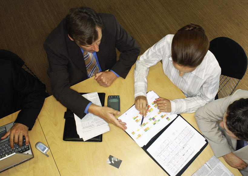 西方人,头发,四个人,伙伴,同事,朋友,商务人士,商务男性,商务女性,办公室,坐,摸,说,打电话,横图,俯视,室外,白天,衬衫,讨论,友谊,成功,合作,团队,集体,信心,电脑,笔记本电脑,地板,桌子,电话,手机,欧洲,欧洲人,许多,抚摸,握,指,套装,开会,会议,网络,材料,档案,文件,办公桌,地面,拿,拿着,注视,方向,通讯设备,队伍,木地板,黄色,白色,资料,观察,看,手势,握着,观看,察看,无线,领导,指向,成就,关注,文档,通信设备,商务装,无线网络,合伙,领袖,无线上网,便携式电脑,工薪阶层,交流,友情,手提电脑,男人,男性,年轻男性,年轻女性,女人,女性,白种人,白领,上班族,触摸,沟通,讲话,交谈,接触,商讨,说话,谈话,通话,坐着,半身,彩图,高角度拍摄,衬衣