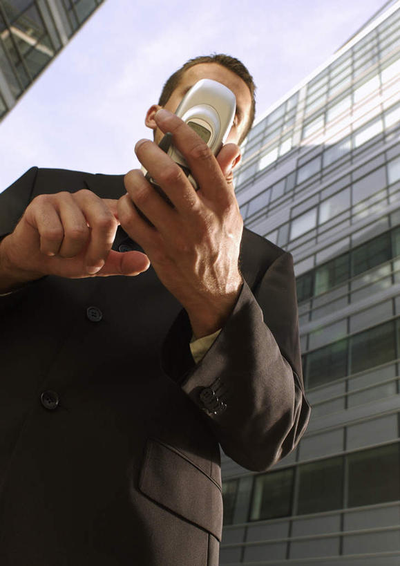 西方人,头发,一个人,商务人士,商务男性,高楼大厦,站,举,摸,打电话,竖图,室内,白天,仰视,衬衫,旅游,度假,窗户,大厦,建筑,摩天大楼,电话,手机,欧洲,欧洲人,仅一个男性,仅一个人,一排,抚摸,敲打,握,阴影,套装,整齐,光线,影子,云,云朵,拿,云彩,拿着,注视,娱乐,输入,通讯设备,玻璃窗,排列,仅一个年轻男性,蓝色,黑色,白云,蓝天,天空,阳光,天,打字,低头,观察,看,托,站着,享受,休闲,放松,握着,观看,点击,敲击,察看,队列,关注,商务装,工薪阶层,交流,按键,男人,男性,年轻男性,白种人,白领,上班族,触摸,沟通,接触,举起,举手,举着,通话,向上举,向上伸,向上托,站立,半身,彩图,低角度拍摄,衬衣,大楼,高层建筑,高楼,摩天楼