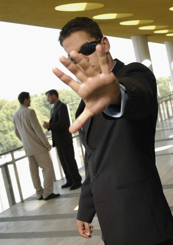 西方人,背部,三个人,伙伴,同事,朋友,商务人士,商务男性,商务女性,栏杆,站,举,说,竖图,室外,白天,正面,衬衫,讨论,友谊,成功,合作,团队,集体,信心,植物,欧洲,欧洲人,一副,一排,许多,握,阴影,套装,整齐,光线,瓷砖,地砖,墨镜,眼镜,影子,屋檐,围栏,地面,拿,拿着,注视,队伍,护栏,檐,树,树木,排列,黄色,绿色,阳光,自然,太阳镜,太阳眼镜,观察,看,托,站着,遮阳镜,握着,遮,遮掩,生长,成长,观看,察看,圆孔,领导,掩盖,遮挡,成就,队列,关注,商务装,合伙,领袖,工薪阶层,遮盖,掩饰,交流,友情,男人,男性,年轻男性,年轻女性,女人,女性,白种人,白领,上班族,沟通,讲话,交谈,举起,举手,举着,商讨,说话,谈话,向上举,向上伸,向上托,站立,半身,彩图,衬衣,五指张开