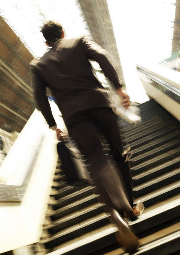 西方人,一个人,商务人士,商务男性,栏杆,站,走,竖图,室内,白天,仰视,衬衫,窗户,楼梯,欧洲,欧洲人,仅一个男性,仅一个人,一排,阴影,套装,朦胧,模糊,整齐,光线,包,扶手,公文包,影子,阶梯,屋檐,拎,护栏,檐,玻璃窗,台阶,排列,仅一个年轻男性,一个,黑色,阳光,站着,单个,公事包,队列,商务装,工薪阶层,男人,男性,年轻男性,白种人,白领,上班族,步行,散步,站立,走路,彩图,低角度拍摄,全身,衬衣,拎着