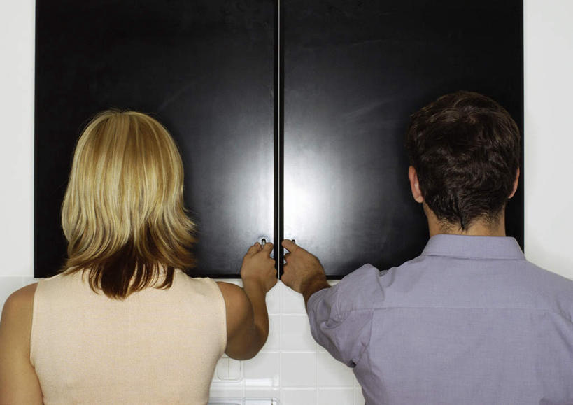 西方人,两个人,家庭,夫妻,站,举,摸,横图,室内,白天,衬衫,爱情,门,欧洲,欧洲人,抚摸,阴影,光线,方格,影子,墙,浪漫,休闲装,墙壁,墙面,两个,背面,蓝色,白色,黑色,阳光,门框,托,站着,休闲,温暖,温馨,一家人,休闲服,恩爱,恋人,和睦,男人,男性,年轻男性,年轻女性,女人,女性,白种人,情侣,触摸,接触,举起,举手,举着,向上举,向上伸,向上托,站立,半身,彩图,衬衣,伴侣,融洽