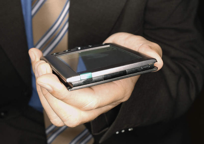 西方人,一个人,商务人士,商务男性,站,举,打电话,横图,室内,特写,白天,正面,衬衫,电话,手机,欧洲,欧洲人,仅一个男性,仅一个人,一排,许多,握,阴影,条纹,套装,整齐,光线,影子,领带,拿,拿着,通讯设备,排列,仅一个年轻男性,黄色,阳光,托,站着,握着,队列,商务装,工薪阶层,一部,交流,男人,男性,年轻男性,白种人,白领,上班族,沟通,举起,举手,举着,通话,向上举,向上伸,向上托,站立,半身,彩图,衬衣