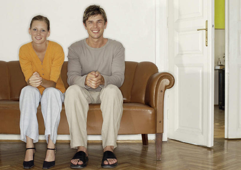 西方人,头发,两个人,家庭,夫妻,客厅,坐,笑,摸,微笑,露齿笑,横图,室内,白天,正面,爱情,地板,门,沙发,鞋子,欧洲,欧洲人,抚摸,花纹,条纹,墙,褐色,地面,浪漫,注视,休闲装,木地板,墙壁,墙面,黄色,黑色,灰色,门框,观察,看,靠,靠着,倚靠,休闲,温暖,温馨,一家人,休闲服,恩爱,恋人,观看,和睦,察看,起居室,倚着,关注,布艺沙发,男人,男性,年轻男性,年轻女性,女人,女性,白种人,情侣,触摸,接触,坐着,彩图,全身,伴侣,融洽