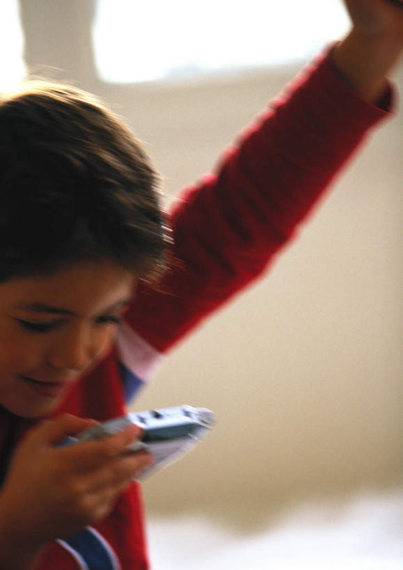 西方人,儿童,头发,一个人,站,举,笑,摸,微笑,露齿笑,竖图,俯视,室内,白天,游戏,纯洁,欧洲,欧洲人,仅一个男性,仅一个人,抚摸,握,阴影,光线,影子,拿,玩,拿着,注视,休闲装,娱乐,一个,小孩,黄色,红色,阳光,低头,观察,看,托,站着,仅一个小孩,休闲,休闲服,可爱,童年,童趣,握着,游戏机,单个,观看,活动,察看,发泄,关注,消遣,智力,童真,烂漫,无邪,宣泄,天真,男孩,男人,男性,白种人,孩子,触摸,接触,举起,举手,举着,玩耍,嬉戏,向上举,向上伸,向上托,站立,半身,彩图,高角度拍摄,男生