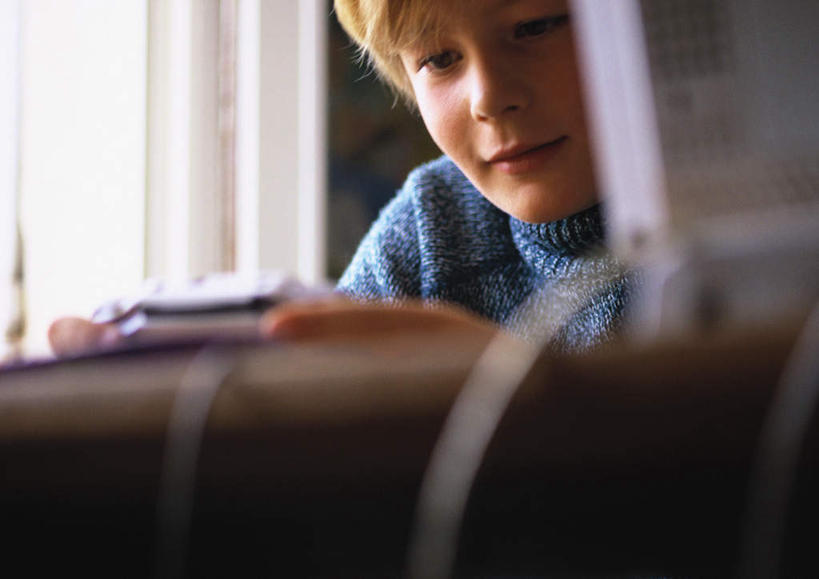 西方人,儿童,头发,一个人,坐,笑,摸,微笑,横图,室内,白天,正面,毛衣,游戏,纯洁,电脑,笔记本电脑,窗帘,桌子,欧洲,欧洲人,仅一个男性,仅一个人,抚摸,握,朦胧,模糊,网络,办公桌,拿,玩,拿着,注视,娱乐,通讯设备,一个,小孩,黄色,蓝色,观察,看,仅一个小孩,休闲,可爱,童年,童趣,握着,游戏机,单个,观看,活动,察看,无线,发泄,关注,消遣,智力,通信设备,无线网络,无线上网,便携式电脑,童真,烂漫,无邪,宣泄,天真,手提电脑,男孩,男人,男性,白种人,孩子,触摸,接触,玩耍,嬉戏,坐着,半身,彩图,绒衣,套衫,套头毛衣,线衣,男生