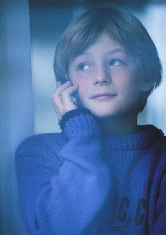 西方人,儿童,头发,一个人,站,举,笑,摸,打电话,微笑,竖图,室内,白天,正面,毛衣,纯洁,植物,窗户,落地窗,电话,手机,欧洲,欧洲人,仅一个男性,仅一个人,握,阴影,朦胧,模糊,光线,影子,拿,听,拿着,注视,通讯设备,玻璃窗,树,树木,一个,小孩,黄色,蓝色,绿色,阳光,自然,观察,看,托,站着,仅一个小孩,可爱,童年,童趣,握着,生长,单个,成长,观看,察看,关注,童真,烂漫,无邪,交流,天真,男孩,男人,男性,白种人,孩子,触摸,沟通,接触,举起,举手,举着,通话,向上举,向上伸,向上托,站立,半身,彩图,绒衣,套衫,套头毛衣,线衣,男生