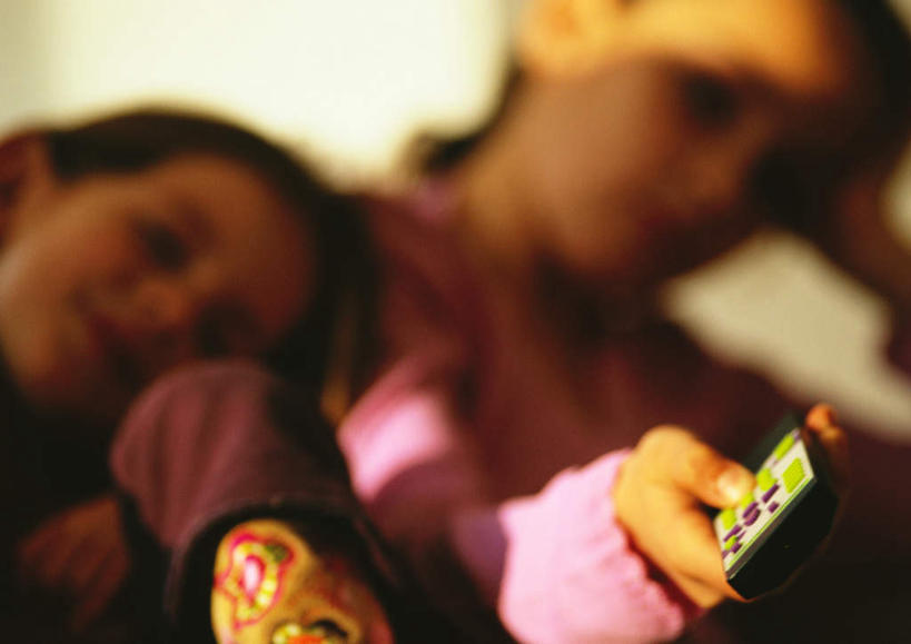 西方人,儿童,头发,两个人,伙伴,朋友,坐,笑,微笑,露齿笑,横图,室内,特写,白天,正面,毛衣,友谊,纯洁,欧洲,欧洲人,撑,握,阴影,朦胧,模糊,光线,影子,墙,拿,拿着,依偎,注视,墙壁,墙面,一个,小孩,粉色,黄色,阳光,遥控器,观察,看,靠,靠着,倚靠,可爱,童年,童趣,握着,单个,观看,察看,撑着,倚着,关注,童真,烂漫,无邪,依附,依赖,投靠,天真,友情,女孩,女人,女性,白种人,坐着,半身,彩图,绒衣,套衫,套头毛衣,线衣,女生