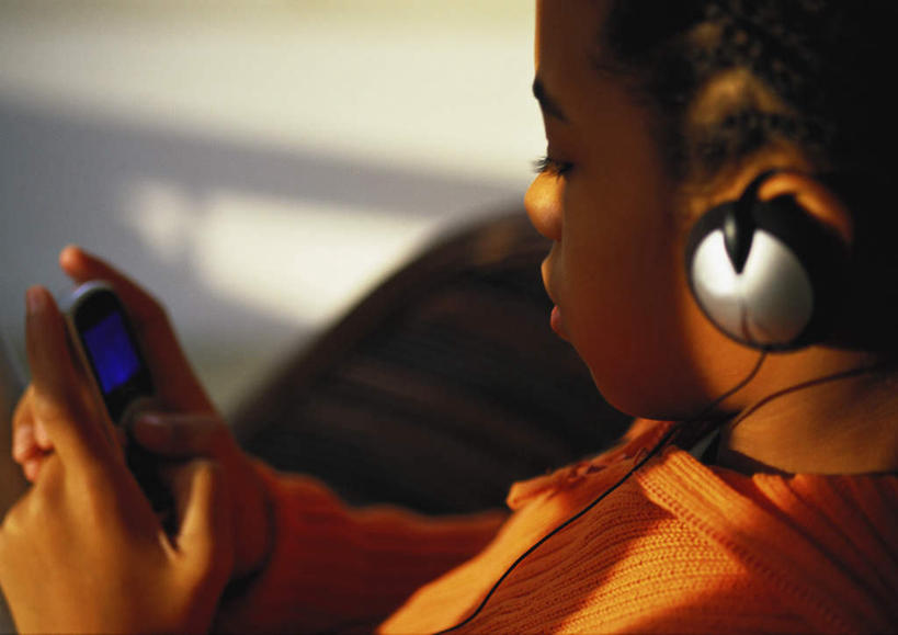 西方人,儿童,头发,一个人,坐,举,笑,打电话,微笑,横图,室内,白天,侧面,快乐,满意,幸福,纯洁,沙发,电话,手机,欧洲,非洲,黑人,欧洲人,仅一个男性,仅一个人,敲打,握,朦胧,模糊,墙,音响,音乐,拿,拿着,注视,休闲装,娱乐,输入,通讯设备,墙壁,墙面,小孩,黄色,黑色,耳机,打字,观察,看,靠,靠着,托,倚靠,仅一个小孩,享受,休闲,休闲服,放松,可爱,童年,童趣,握着,观看,点击,敲击,察看,舒适,享乐,倚着,关注,布艺沙发,童真,烂漫,无邪,一部,交流,天真,按键,男孩,男人,男性,非洲人,孩子,沟通,举起,举手,举着,通话,向上举,向上伸,向上托,坐着,半身,彩图,男生