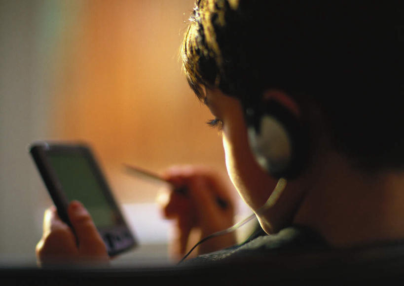 西方人,儿童,头发,一个人,坐,举,横图,室内,白天,快乐,满意,幸福,纯洁,电脑,笔记本电脑,欧洲,欧洲人,仅一个男性,仅一个人,一副,敲打,握,朦胧,模糊,网络,笔,手写笔,音响,音乐,拿,拿着,注视,娱乐,输入,通讯设备,小孩,背面,黄色,耳机,打字,观察,看,靠,靠着,托,倚靠,仅一个小孩,享受,休闲,放松,可爱,童年,童趣,握着,观看,点击,一台,敲击,一支,察看,无线,舒适,享乐,倚着,关注,通信设备,无线网络,触控笔,无线上网,便携式电脑,童真,平板电脑,烂漫,无邪,触摸笔,触屏笔,电容屏笔,电容屏手写笔,天真,按键,手提电脑,男孩,男人,男性,白种人,孩子,举起,举手,举着,向上举,向上伸,向上托,坐着,半身,彩图,男生