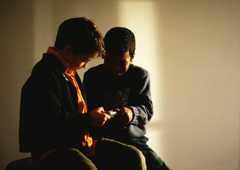 西方人,儿童,头发,两个人,伙伴,朋友,坐,笑,摸,微笑,露齿笑,横图,室内,白天,正面,游戏,友谊,纯洁,欧洲,黑人,欧洲人,抚摸,阴影,光线,影子,墙,玩,注视,休闲装,娱乐,墙壁,墙面,一个,小孩,黄色,黑色,阳光,低头,观察,看,休闲,休闲服,橙色,可爱,童年,童趣,游戏机,单个,观看,活动,察看,发泄,关注,消遣,智力,童真,烂漫,无邪,宣泄,天真,友情,男孩,男人,男性,白种人,触摸,接触,玩耍,嬉戏,坐着,半身,彩图,男生