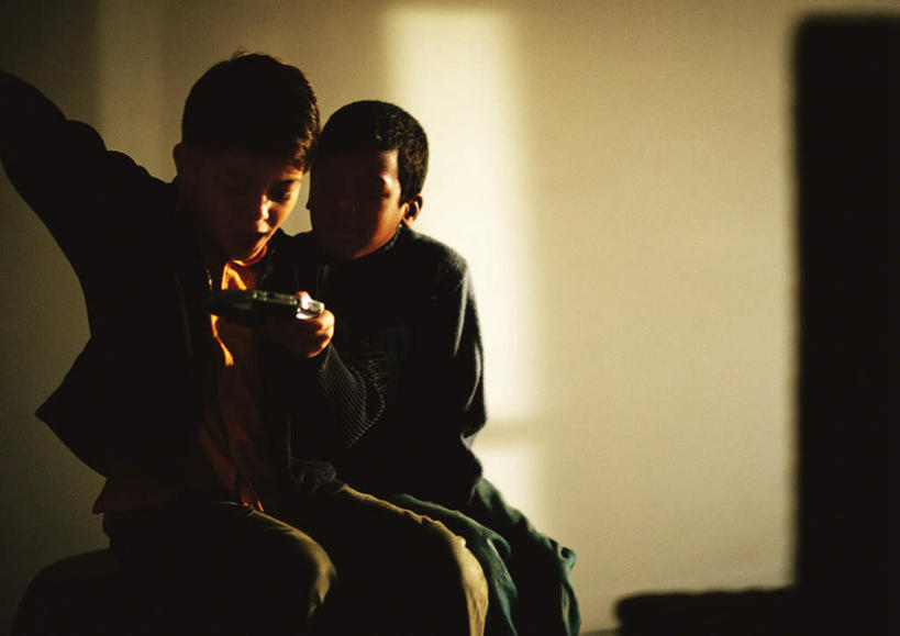 西方人,儿童,头发,两个人,伙伴,朋友,坐,举,笑,摸,微笑,露齿笑,横图,室内,白天,正面,游戏,友谊,纯洁,欧洲,黑人,欧洲人,抚摸,阴影,光线,影子,墙,玩,注视,休闲装,娱乐,墙壁,墙面,一个,小孩,黄色,黑色,阳光,低头,观察,看,托,休闲,休闲服,橙色,可爱,童年,童趣,游戏机,单个,观看,活动,察看,发泄,关注,消遣,智力,童真,烂漫,无邪,宣泄,天真,友情,男孩,男人,男性,白种人,触摸,接触,举起,举手,举着,玩耍,嬉戏,向上举,向上伸,向上托,坐着,半身,彩图,男生