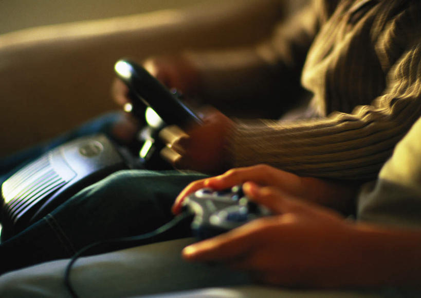 西方人,儿童,手,两个人,伙伴,朋友,坐,摸,横图,俯视,室内,特写,白天,毛衣,游戏,友谊,纯洁,欧洲,黑人,欧洲人,抚摸,敲打,握,阴影,朦胧,模糊,光线,影子,拿,玩,拿着,娱乐,输入,小孩,黄色,阳光,打字,休闲,手部,可爱,童年,童趣,握着,游戏机,活动,点击,敲击,发泄,消遣,智力,童真,烂漫,无邪,宣泄,天真,友情,按键,男孩,男人,男性,白种人,触摸,接触,玩耍,嬉戏,坐着,半身,彩图,高角度拍摄,绒衣,套衫,套头毛衣,线衣,男生