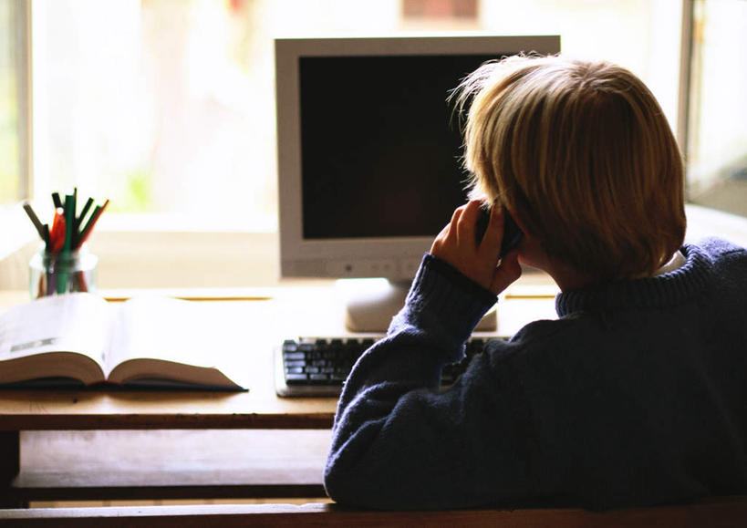 西方人,儿童,头发,一个人,客厅,坐,举,打电话,横图,室内,白天,毛衣,纯洁,电脑,笔记本电脑,窗户,电话,手机,书籍,欧洲,欧洲人,仅一个男性,仅一个人,一本,许多,握,阴影,光线,网络,笔,影子,办公用品,拿,听,拿着,通讯设备,玻璃窗,文具,排列,一个,小孩,背面,黄色,蓝色,阳光,学习用品,靠,靠着,托,倚靠,仅一个小孩,可爱,童年,童趣,握着,单个,文具用品,无线,起居室,倚着,队列,通信设备,无线网络,无线上网,便携式电脑,童真,烂漫,无邪,交流,天真,手提电脑,男孩,男人,男性,白种人,孩子,书,图书,沟通,举起,举手,举着,通话,向上举,向上伸,向上托,坐着,半身,彩图,绒衣,套衫,套头毛衣,线衣,男生