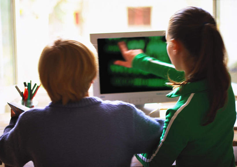 西方人,儿童,头发,两个人,伙伴,朋友,客厅,坐,摸,横图,室内,白天,毛衣,友谊,纯洁,电脑,笔记本电脑,窗户,欧洲,欧洲人,许多,撑,抚摸,指,朦胧,模糊,网络,笔,办公用品,注视,休闲装,方向,通讯设备,玻璃窗,文具,排列,小孩,背面,黄色,蓝色,绿色,学习用品,观察,看,手势,休闲,休闲服,可爱,童年,童趣,观看,一台,文具用品,察看,无线,起居室,撑着,指向,队列,关注,通信设备,无线网络,无线上网,便携式电脑,童真,烂漫,无邪,天真,友情,手提电脑,男孩,男人,男性,女孩,女人,女性,白种人,触摸,接触,坐着,半身,彩图,绒衣,套衫,套头毛衣,线衣,男生,女生