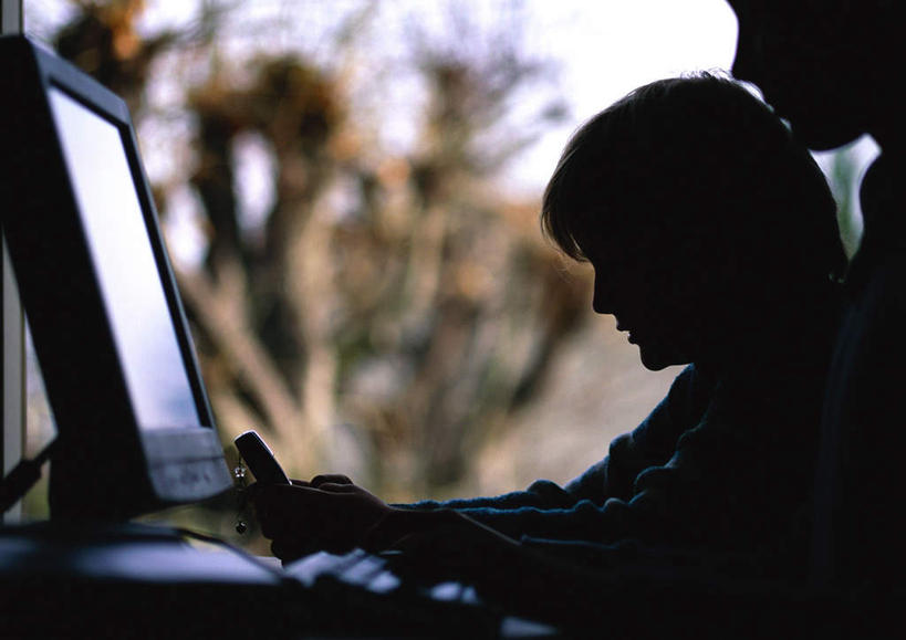 西方人,儿童,两个人,伙伴,朋友,客厅,坐,笑,摸,微笑,露齿笑,横图,室内,白天,侧面,友谊,纯洁,电脑,显示器,鼠标,键盘,植物,欧洲,欧洲人,抚摸,敲打,指,阴影,朦胧,模糊,光线,网络,影子,背光,注视,方向,输入,输入设备,通讯设备,树,树木,小孩,蓝色,绿色,蓝天,天空,阳光,自然,天,打字,观察,看,手势,台式电脑,可爱,童年,童趣,生长,成长,观看,点击,敲击,察看,起居室,指向,关注,通信设备,逆光,童真,输出设备,烂漫,无邪,天真,友情,按键,男孩,男人,男性,女孩,女人,女性,白种人,触摸,接触,坐着,半身,彩图,男生,女生