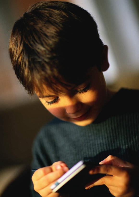 西方人,儿童,头发,一个人,站,笑,打电话,微笑,露齿笑,竖图,室内,特写,白天,正面,毛衣,纯洁,电话,手机,欧洲,欧洲人,仅一个男性,仅一个人,敲打,握,阴影,朦胧,模糊,光线,影子,拿,拿着,注视,输入,通讯设备,小孩,黄色,蓝色,阳光,打字,低头,观察,看,站着,仅一个小孩,可爱,童年,童趣,握着,观看,点击,敲击,察看,关注,童真,烂漫,无邪,交流,天真,按键,男孩,男人,男性,白种人,孩子,沟通,通话,站立,半身,彩图,绒衣,套衫,套头毛衣,线衣,男生