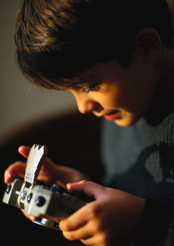 西方人,儿童,头发,一个人,站,笑,微笑,露齿笑,竖图,俯视,室内,特写,白天,毛衣,游戏,纯洁,欧洲,欧洲人,仅一个男性,仅一个人,敲打,握,阴影,朦胧,模糊,光线,影子,拿,玩,拿着,注视,娱乐,输入,一个,小孩,黄色,蓝色,阳光,打字,低头,观察,看,站着,仅一个小孩,休闲,可爱,童年,童趣,握着,游戏机,单个,观看,活动,点击,敲击,察看,发泄,关注,消遣,智力,童真,烂漫,无邪,宣泄,天真,按键,男孩,男人,男性,白种人,孩子,玩耍,嬉戏,站立,半身,彩图,高角度拍摄,绒衣,套衫,套头毛衣,线衣,男生