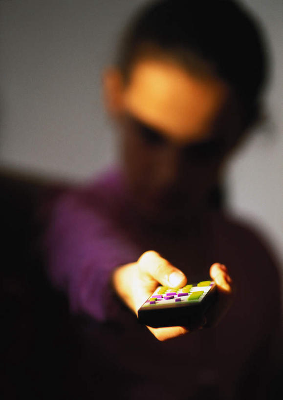 西方人,儿童,手,头发,一个人,站,举,笑,微笑,露齿笑,竖图,室内,特写,白天,正面,毛衣,纯洁,欧洲,非洲,黑人,欧洲人,仅一个女性,仅一个人,敲打,握,阴影,朦胧,模糊,光线,影子,拿,拿着,输入,一个,小孩,黄色,紫色,阳光,遥控器,打字,托,站着,仅一个小孩,手部,可爱,童年,童趣,握着,单个,点击,敲击,童真,烂漫,无邪,天真,按键,女孩,女人,女性,非洲人,孩子,举起,举手,举着,向上举,向上伸,向上托,站立,半身,彩图,绒衣,套衫,套头毛衣,线衣,女生