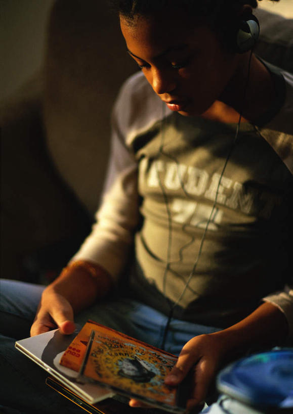 西方人,儿童,头发,一个人,坐,笑,摸,盘腿,微笑,露齿笑,竖图,俯视,室内,白天,快乐,满意,幸福,纯洁,数据,欧洲,非洲,黑人,欧洲人,仅一个男性,仅一个人,抚摸,握,阴影,光线,信息,标志,光盘,数字,文字,影子,字符,字母,光碟,音响,音乐,拿,拿着,注视,休闲装,娱乐,存储介质,标识,小孩,黄色,黑色,阳光,耳机,低头,观察,看,仅一个小孩,享受,休闲,休闲服,放松,可爱,童年,童趣,握着,观看,碟片,存储,察看,舒适,享乐,关注,童真,烂漫,无邪,天真,男孩,男人,男性,非洲人,孩子,触摸,接触,盘腿而坐,盘膝,盘着腿的,盘着腿坐,双腿交叉,坐着,半身,彩图,高角度拍摄,男生