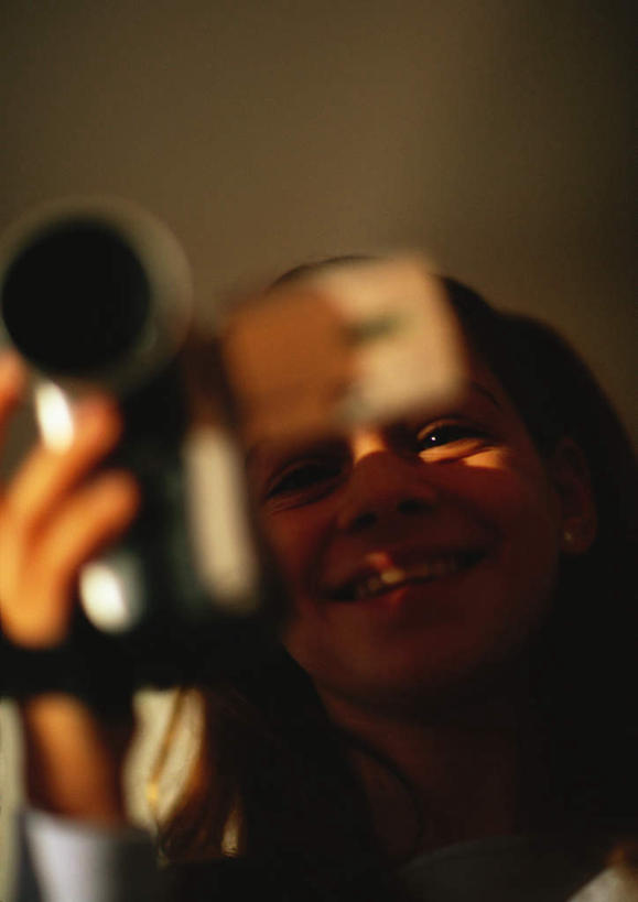 西方人,儿童,手,头发,一个人,站,举,笑,微笑,露齿笑,竖图,室内,白天,正面,纯洁,相机,欧洲,欧洲人,仅一个女性,仅一个人,握,阴影,朦胧,模糊,光线,影子,墙,拿,拿着,注视,墙壁,墙面,一个,小孩,拍照,黄色,阳光,数码相机,观察,看,托,站着,仅一个小孩,手部,可爱,童年,童趣,握着,摄影,单个,观看,察看,关注,童真,烂漫,无邪,天真,女孩,女人,女性,白种人,孩子,照相机,举起,举手,举着,向上举,向上伸,向上托,站立,半身,彩图,照相,女生