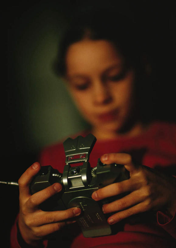 西方人,儿童,头发,一个人,站,举,竖图,室内,白天,正面,游戏,纯洁,欧洲,欧洲人,仅一个女性,仅一个人,敲打,握,阴影,朦胧,模糊,光线,影子,墙,拿,玩,拿着,注视,休闲装,娱乐,输入,墙壁,墙面,一个,小孩,红色,黑色,阳光,打字,低头,观察,看,托,站着,仅一个小孩,休闲,休闲服,可爱,童年,童趣,握着,游戏机,单个,观看,活动,点击,敲击,察看,发泄,关注,消遣,智力,童真,烂漫,无邪,宣泄,天真,按键,女孩,女人,女性,白种人,孩子,举起,举手,举着,玩耍,嬉戏,向上举,向上伸,向上托,站立,半身,彩图,女生