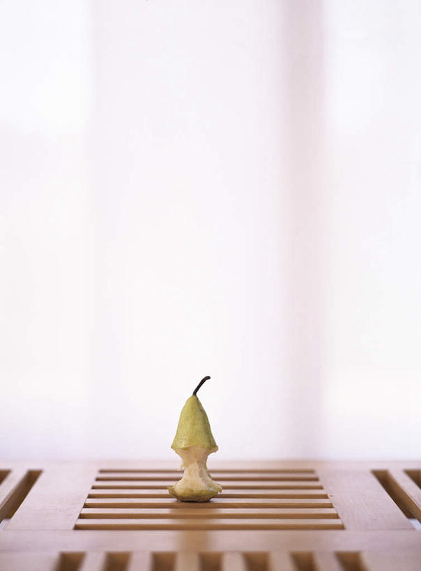 无人,竖图,室内,特写,白天,正面,桌面,苹果,水果,一排,许多,条纹,新鲜,整齐,残缺,木头,生食,食品,果实,食物,排列,一个,绿色,有机食品,绿色食品,单个,队列,彩图