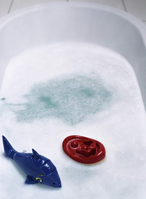 无人,竖图,俯视,室内,白天,水,卫生间,浴室,玩具,一堆,堆叠,堆积,鱼,泡沫,液体,气泡,水滴,鱼类,两个,红色,蓝色,白色,泡泡,浴缸,堆,淋浴房,彩图,高角度拍摄,冲凉房,沐浴间,沐浴室