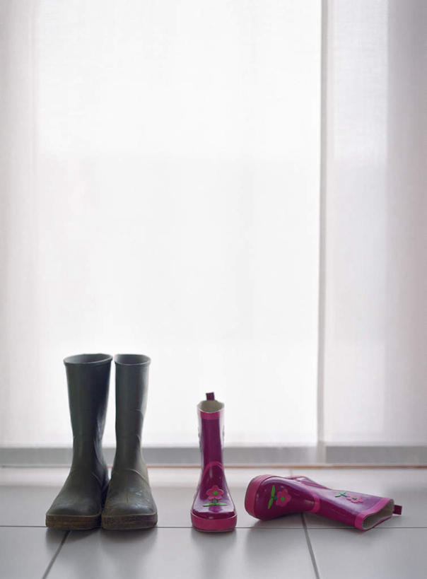 无人,竖图,室内,特写,白天,正面,窗户,落地窗,静物,鞋子,一排,许多,阴影,整齐,光线,瓷砖,地砖,方格,影子,雨鞋,地面,两双,玻璃窗,排列,红色,灰色,阳光,队列,彩图