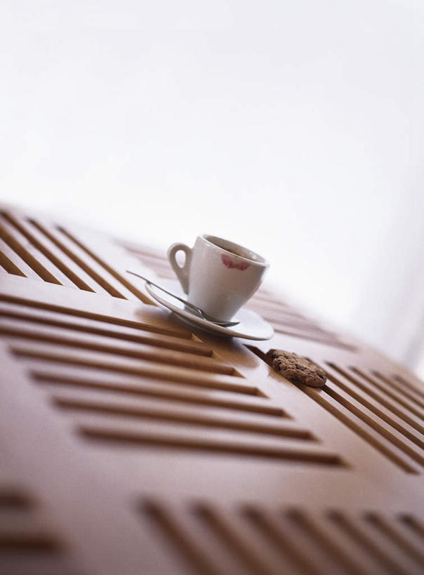 点心,无人,竖图,室内,特写,白天,正面,桌面,静物,杯子,餐具,一排,许多,阴影,条纹,朦胧,模糊,整齐,光线,瓷器,碟子,木头,盘,影子,勺子,食品,甜点,甜品,咖啡杯,陶瓷制品,食物,糕点,排列,一个,阳光,盘子,调羹,碟,汤匙,饼干,甜食,单个,队列,瓷杯,彩图