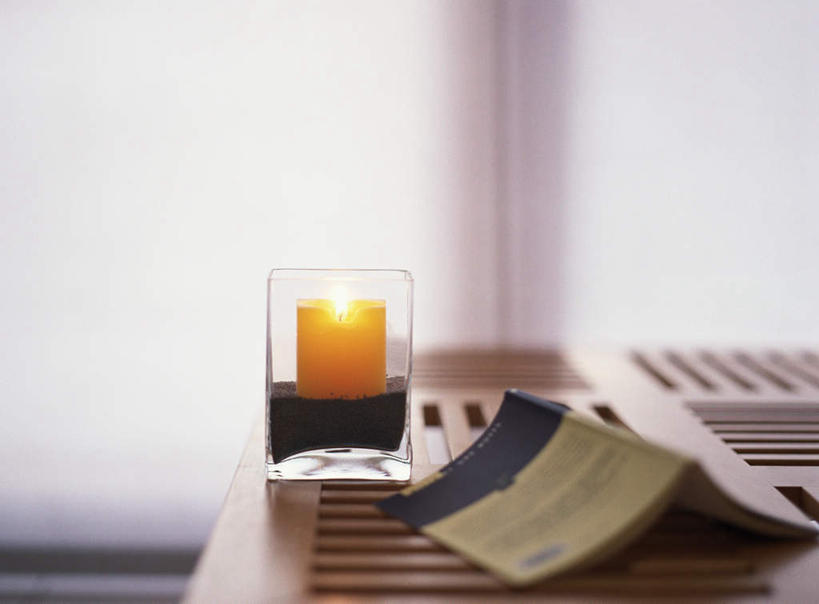 无人,横图,室内,特写,白天,正面,桌面,静物,杯子,蜡烛,书籍,一本,一根,一排,许多,阴影,条纹,朦胧,模糊,整齐,光线,火焰,木头,影子,烛光,燃烧,玻璃制品,排列,一个,黄色,阳光,水杯,打开,点燃,单个,开启,队列,玻璃杯,书,图书,彩图