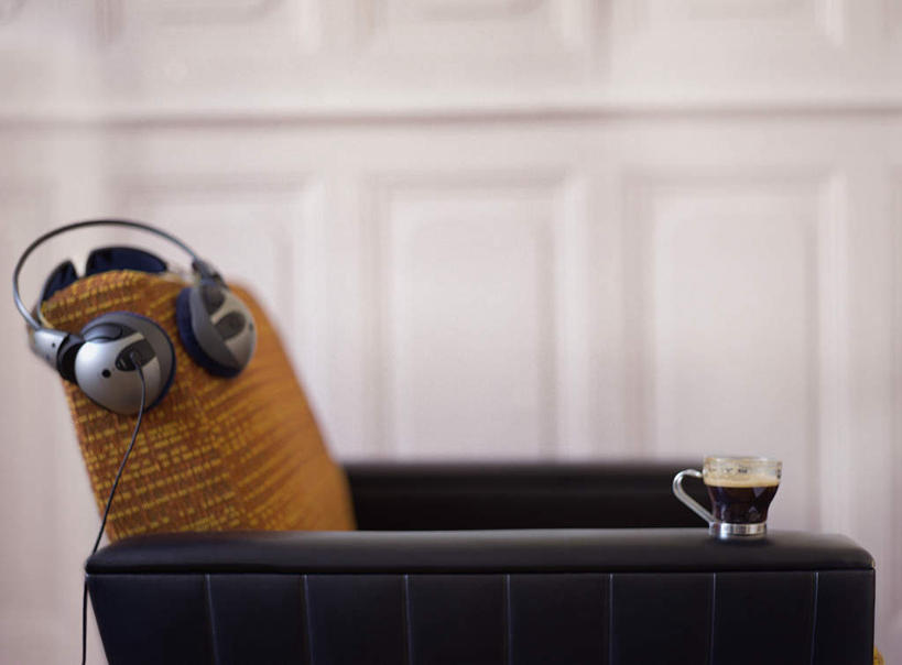 无人,横图,室内,特写,白天,正面,快乐,满意,幸福,靠垫,沙发,静物,杯子,一副,花纹,条纹,朦胧,模糊,瓷器,墙,咖啡杯,靠枕,陶瓷制品,音响,音乐,娱乐,墙壁,墙面,一个,黄色,白色,耳机,垫子,枕头,享受,休闲,放松,单个,舒适,享乐,瓷杯,布艺沙发,彩图