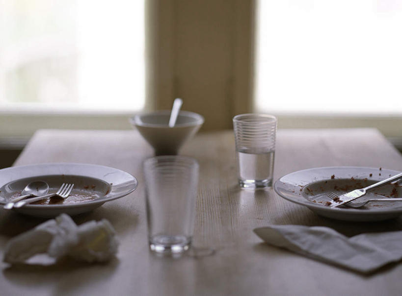 无人,客厅,横图,俯视,室内,特写,白天,餐桌,窗户,筷子,桌子,静物,杯子,餐具,阴影,朦胧,模糊,光线,碟子,盘,影子,勺子,玻璃窗,玻璃制品,白色,阳光,盘子,水杯,调羹,碟,毛巾,汤匙,碗,餐台,起居室,玻璃杯,彩图,高角度拍摄