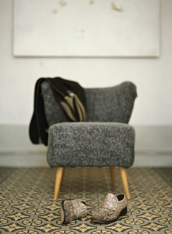 无人,竖图,室内,白天,正面,靠垫,静物,鞋子,椅子,一把,一块,一排,一双,许多,花纹,整齐,瓷砖,地砖,木椅,墙,靠枕,地面,墙壁,墙面,排列,衣服,黑色,垫子,枕头,一件,队列,彩图