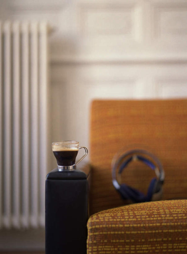 无人,客厅,竖图,室内,特写,白天,正面,快乐,满意,幸福,地板,沙发,静物,杯子,一排,许多,阴影,条纹,朦胧,模糊,整齐,光线,瓷器,影子,墙,咖啡杯,陶瓷制品,音响,地面,音乐,娱乐,木地板,墙壁,墙面,排列,一个,黄色,黑色,阳光,耳机,享受,休闲,放松,单个,起居室,舒适,享乐,队列,瓷杯,布艺沙发,彩图