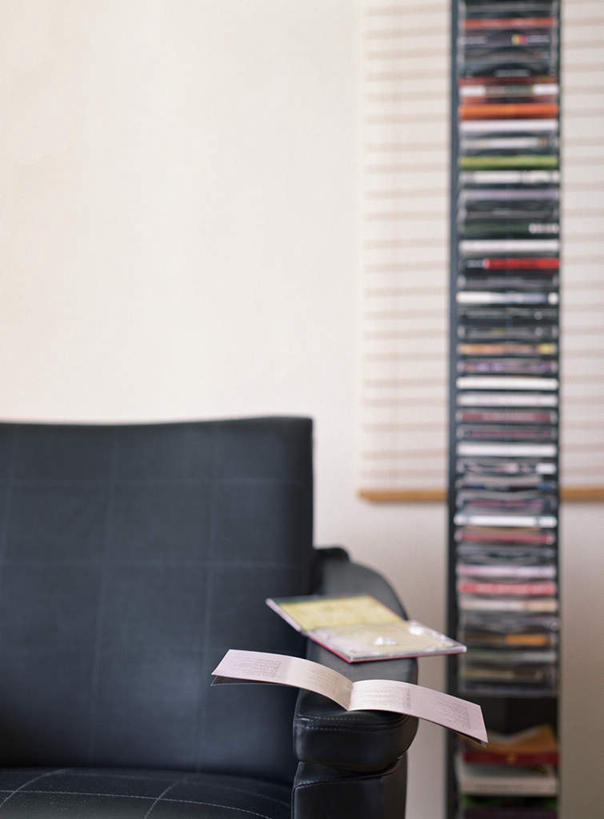 无人,竖图,室内,白天,正面,数据,柜子,沙发,静物,一堆,一排,许多,堆叠,堆积,整齐,信息,材料,档案,光盘,文件,墙,光碟,存储介质,墙壁,墙面,排列,黑色,资料,打开,堆,碟片,存储,开启,队列,文档,档案柜,布艺沙发,彩图