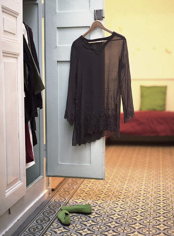 无人,竖图,室内,白天,正面,床,柜子,靠垫,卧室,静物,鞋子,衣架,一排,一双,许多,悬挂,花纹,条纹,整齐,瓷砖,地砖,墙,床单,靠枕,地面,被子,墙壁,墙面,排列,一个,衣服,黑色,垫子,衣橱,枕头,单人床,单个,被单,队列,更衣橱,挂衣架,晾衣架,彩图,睡房,卧房