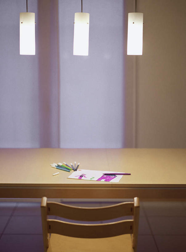 无人,竖图,室内,白天,正面,书房,桌子,静物,椅子,照明,一本,一排,许多,整齐,笔,壁灯,木椅,墙,灯光,办公用品,记事本,书桌,墙壁,墙面,灯,文具,排列,三个,一个,本子,笔记本,课桌,学习用品,灯具,单个,文具用品,照亮,照明设备,队列,彩图