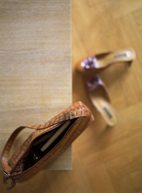 无人,竖图,俯视,室内,特写,白天,地板,桌面,桌子,静物,鞋子,一排,一双,许多,阴影,花纹,条纹,朦胧,模糊,整齐,光线,包,皮包,影子,办公桌,地面,木地板,排列,一个,黄色,阳光,单个,单肩包,队列,彩图,高角度拍摄