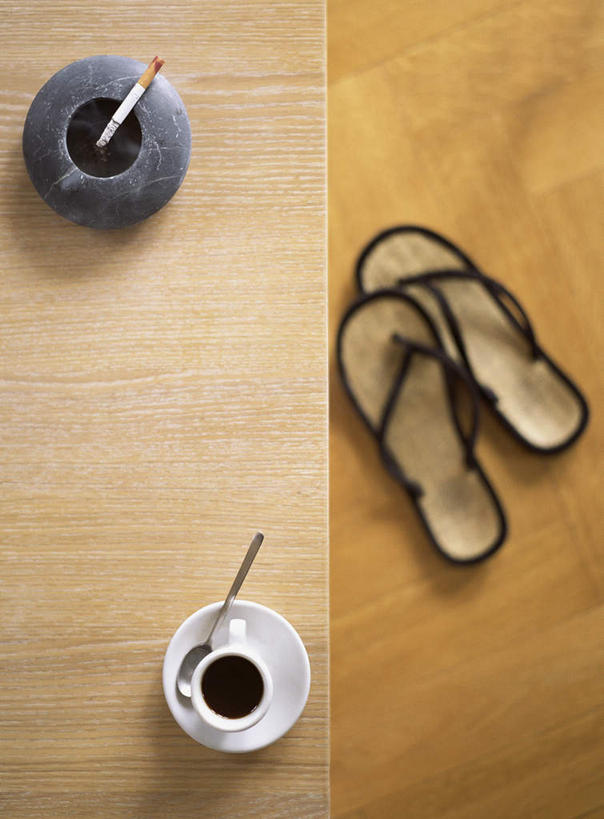 无人,竖图,俯视,室内,特写,白天,地板,桌面,桌子,静物,杯子,香烟,鞋子,一排,一双,许多,阴影,花纹,条纹,朦胧,模糊,整齐,光线,瓷器,影子,勺子,塑料,办公桌,咖啡杯,陶瓷制品,地面,木地板,排列,一个,白色,阳光,塑料制品,调羹,汤匙,烟,单个,烟灰缸,队列,瓷杯,烟碟,烟盅,卷烟,烟草,纸烟,彩图,高角度拍摄