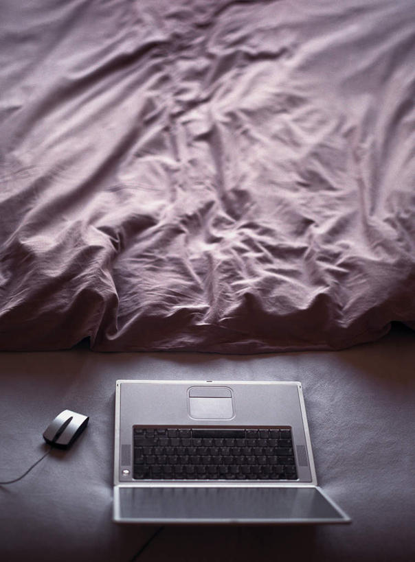 无人,竖图,俯视,室内,白天,电脑,笔记本电脑,床,卧室,桌子,静物,阴影,光线,网络,影子,办公桌,床单,通讯设备,被子,紫色,阳光,单人床,一台,无线,被单,通信设备,无线网络,无线上网,便携式电脑,手提电脑,彩图,高角度拍摄,睡房,卧房