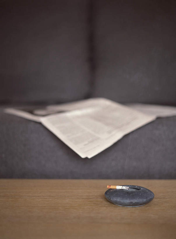 无人,竖图,室内,特写,白天,正面,沙发,桌面,静物,报纸,香烟,一张,朦胧,模糊,信息,塑料,一个,黄色,白色,黑色,塑料制品,烟,单个,新闻,烟灰缸,布艺沙发,烟碟,烟盅,卷烟,烟草,纸烟,彩图,报刊