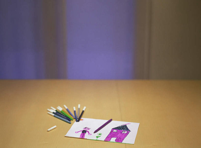 无人,横图,俯视,室内,特写,夜晚,窗户,桌面,桌子,一排,一张,许多,朦胧,模糊,整齐,笔,图案,纸,墙,办公用品,图画,书桌,玻璃窗,墙壁,墙面,文具,排列,课桌,学习用品,文具用品,队列,彩图,高角度拍摄,房子